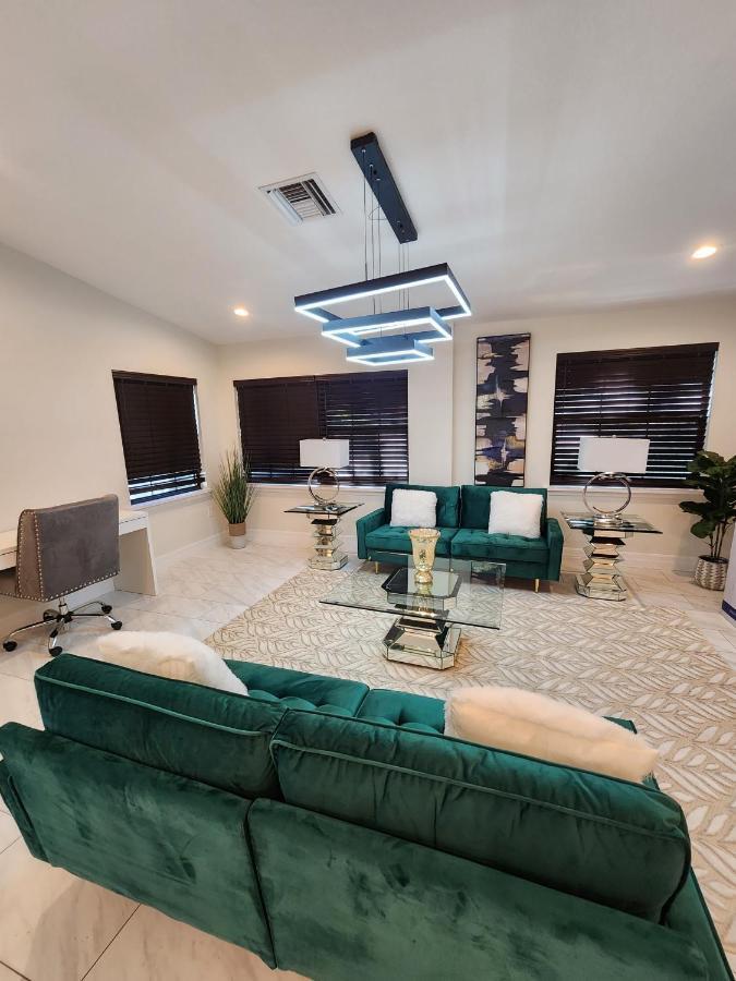 The Villa Orlando@College Park. Sleeps16 Kültér fotó